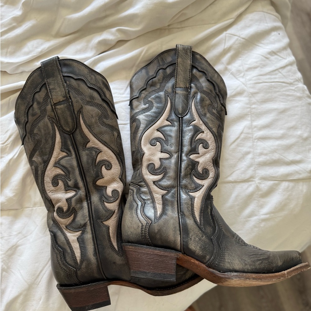 Western Cowboy Boots with Embroidered Design